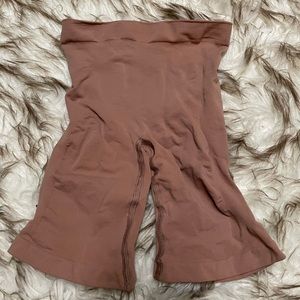 SKIMS sculpting short mid thigh